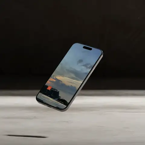 Luxx site on a floating phone, animated
